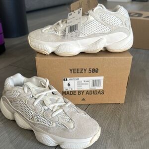 NWT Yeezy Sneakers Cream Comfort and Style